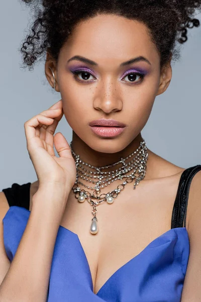 Rizado Africano Americano Mujer Con Púrpura Sombra Ojos Tocar Cara —  Fotos de Stock