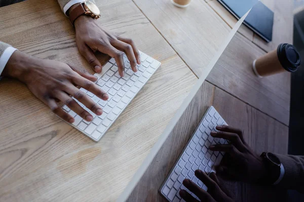 Vista Superior Del Hombre Afroamericano Escribiendo Teclado Computadora — Foto de Stock