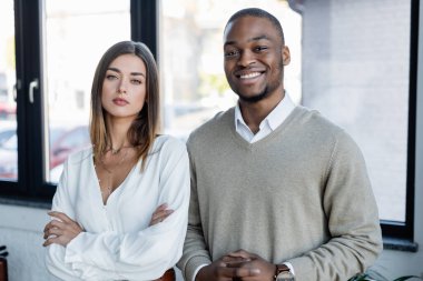 Mutlu Afro-Amerikan iş adamı ve güzel iş kadını ofiste 