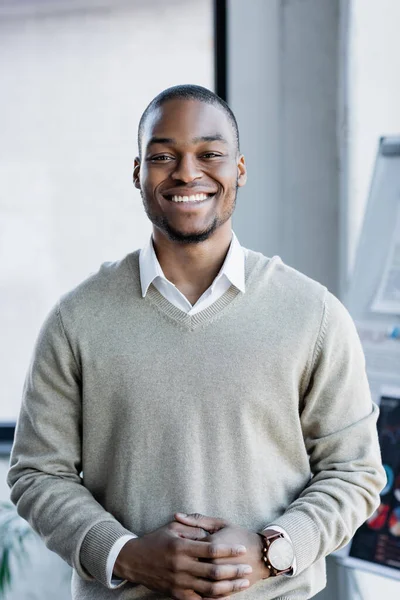 African American Man Standing Clenched Hands — Stock Photo, Image