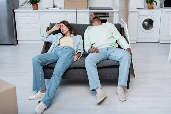 Casal Interracial Cansado Sentado Sofá Durante Realocação — Fotografia de Stock