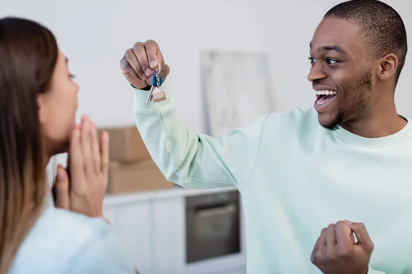 Hombre Afroamericano Feliz Sosteniendo Llave Cerca Novia Borrosa Nuevo Apartamento —  Fotos de Stock