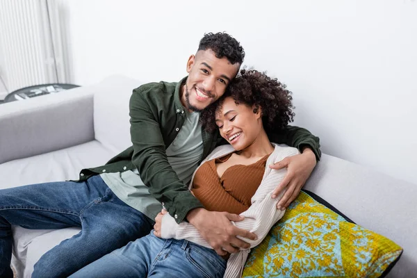 Homem Americano Africano Alegre Abraçando Esposa Grávida — Fotografia de Stock