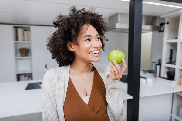 Cheerful Pregnant African American Woman Holding Ripe Apple Kitchen — Stock Photo, Image
