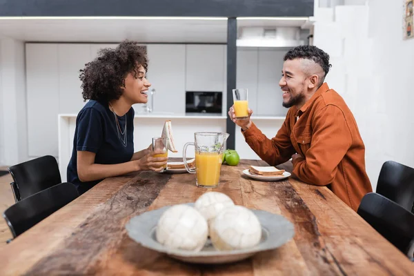 Happy African American Woman Holding Sandwich While Having Lunch Boyfriend — Stock Photo, Image