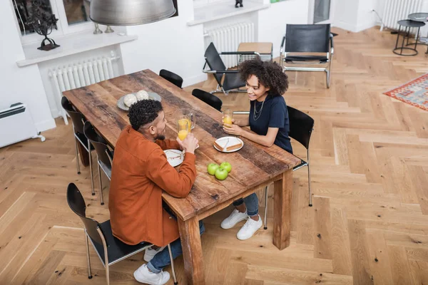 Hoge Hoek Uitzicht Gelukkig Afrikaans Amerikaanse Vrouw Lunchen Met Krullend — Stockfoto