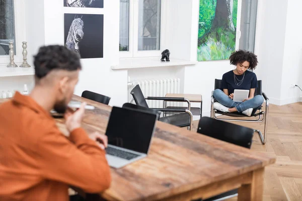 Freelancer Afro Americano Desfocado Trabalhando Casa Perto Namorada Encaracolada Usando — Fotografia de Stock