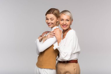 Mutlu orta yaşlı anne, sarılan genç kız, Grey 'de soyutlanmış.
