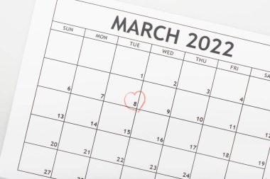 2022 Mart takviminin en üst görüntüsü, 8 Mart tarihli kalp çizimi, beyaz üzerine izole edilmiş.