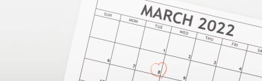 2022 Mart takviminin en üst görüntüsü 8 Mart tarihleri civarında çekilen kalp beyaz, afiş üzerinde izole