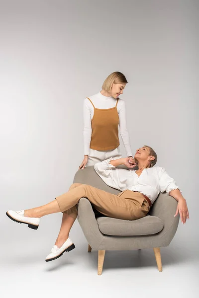 Longitud Completa Alegre Joven Mujer Mirando Sonriente Madre Sentada Sillón — Foto de Stock