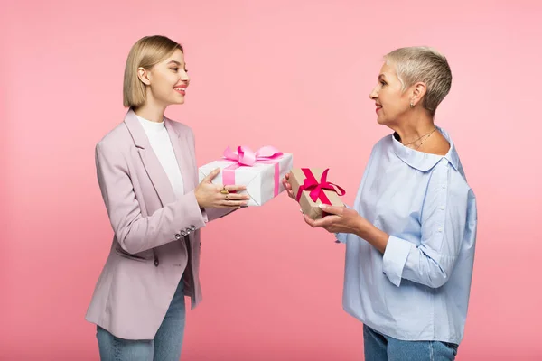 Cheerful Young Daughter Mature Mother Holding Presents Isolated Pink — Stock Photo, Image