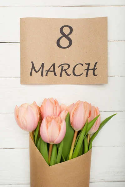Tilikan Atas Kertas Kerajinan Dengan Maret Dekat Karangan Bunga Tulip — Stok Foto
