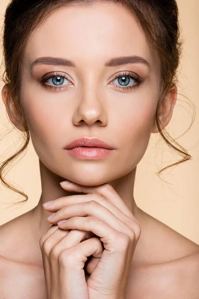 Young Brunette Woman Naked Shoulders Posing Isolated Beige — Stock Photo, Image