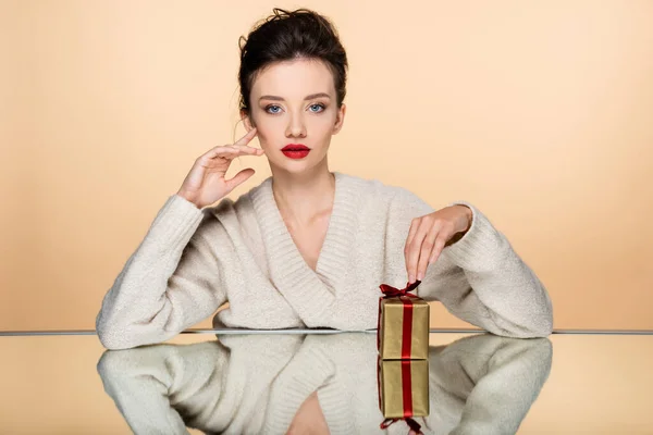 Sıcak Süveter Giymiş Şık Bir Kadın Bej Rengi Aynada Kameraya — Stok fotoğraf