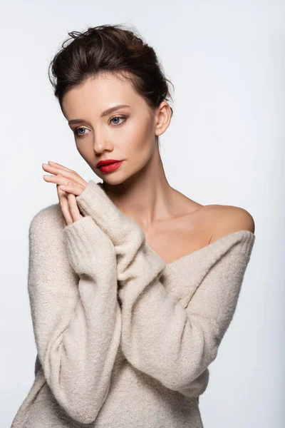 白い上に隔離されたポーズ居心地の良いセーターでスタイリッシュなモデル — ストック写真