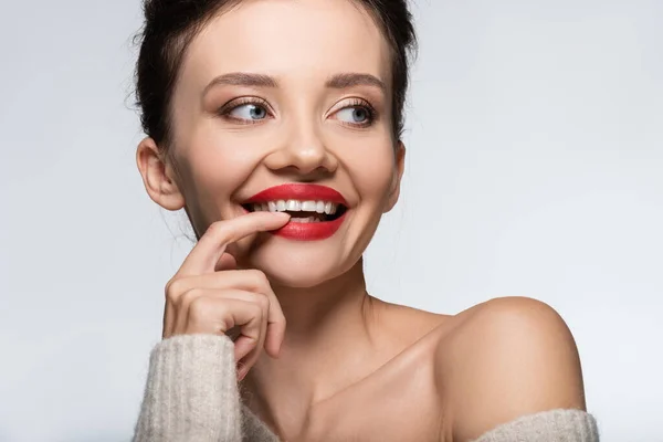 Süveter Giyen Pozitif Model Beyaz Dişlere Yakın Parmak Tutuyor — Stok fotoğraf