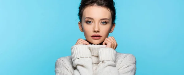 Brunette Model Sweater Looking Camera Isolated Blue Banner — Stock Photo, Image