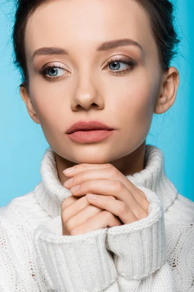 Jonge Vrouw Witte Trui Weg Kijken Geïsoleerd Blauw — Stockfoto