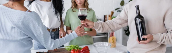 Bijgesneden Beeld Van Man Geven Glas Wijn Aan Afrikaans Amerikaanse — Stockfoto