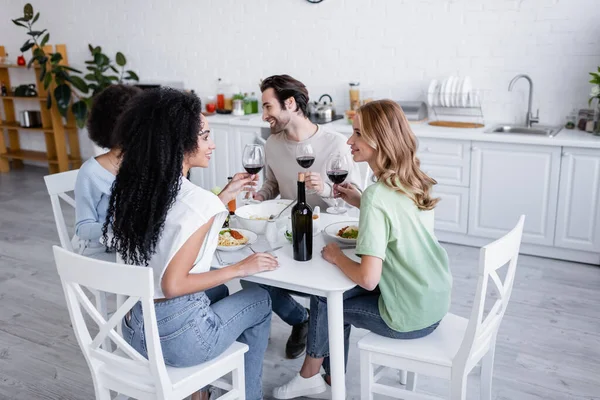 Boldog Fajok Közötti Leszbikus Pár Nézik Egymást Ebéd Közben Barátokkal — Stock Fotó