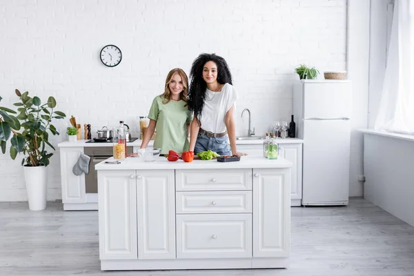 Šťastný Multietnické Lesbičky Pár Stojící Spolu Moderní Kuchyni — Stock fotografie