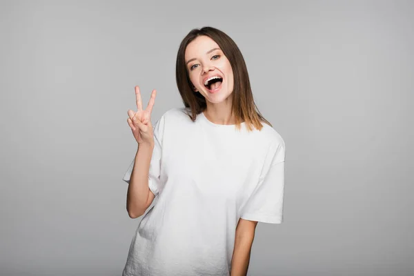 Mulher Emocionada Shirt Branca Mostrando Sinal Vitória Enquanto Olha Para — Fotografia de Stock