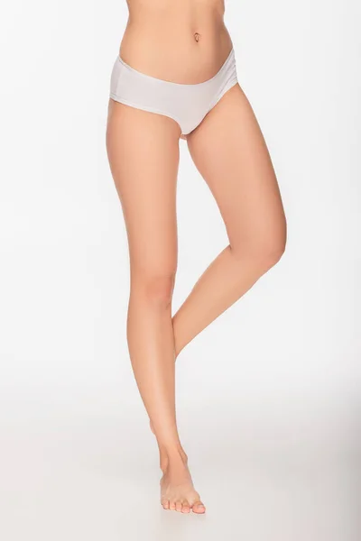 Vista Cortada Mulher Descalça Com Pernas Lisas Delgadas Fundo Branco — Fotografia de Stock