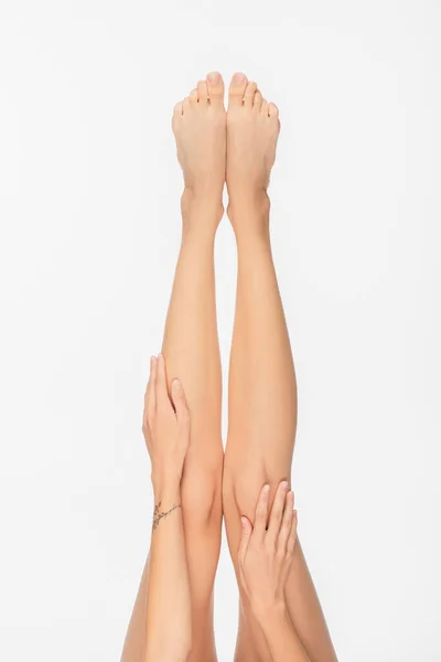 Обрезанный Вид Босиком Женщины Татуированной Рукой Тонкими Ногами Изолированными Белом — стоковое фото