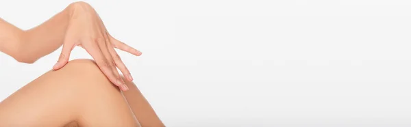 Beskärd Kvinna Med Slät Hud Berörande Knä Isolerad Vit Banner — Stockfoto