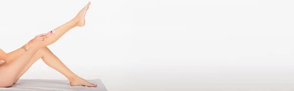 Vista Parziale Donna Scalza Sdraiata Asciugamano Gamba Barba Sfondo Bianco — Foto Stock