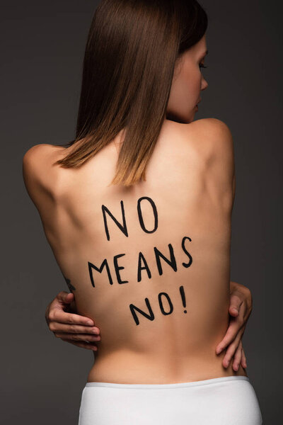 брюнетка женщина без средств нет надписи на спине изолированы на темно-серый