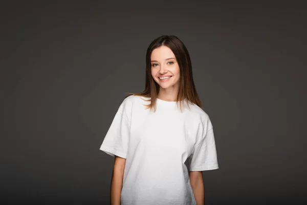 Mulher Bonita Shirt Branca Sorrindo Para Câmera Isolada Cinza Escuro — Fotografia de Stock