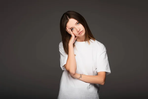 Verärgerte Frau Steht Mit Der Hand Der Nähe Des Gesichts — Stockfoto