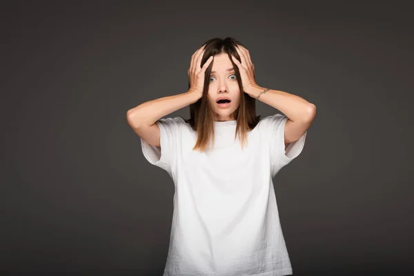 Femme Terrifiée Touchant Tête Regardant Caméra Isolée Sur Gris Foncé — Photo