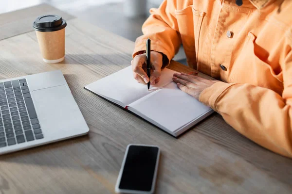 Vista Parcial Mujer Chaqueta Naranja Escritura Portátil Cerca Computadora Portátil — Foto de Stock