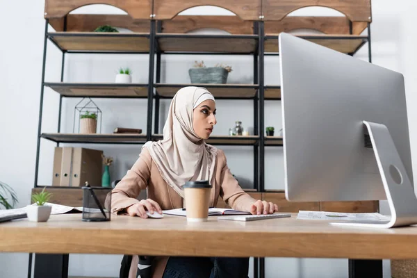 Mujer Negocios Árabe Que Trabaja Computadora Cerca Estante Borroso Oficina — Foto de Stock