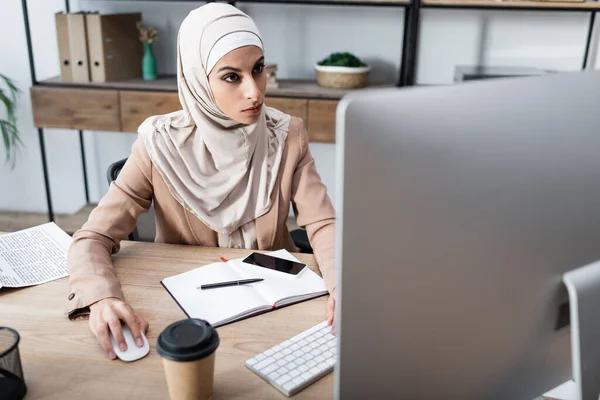 Arabská Podnikatelka Při Pohledu Monitor Počítače Blízkosti Notebooku Mobilu Prázdnou — Stock fotografie