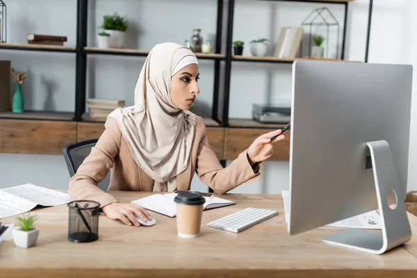 Muslimská Žena Ukazuje Monitor Počítače Při Práci Domácí Kanceláři — Stock fotografie