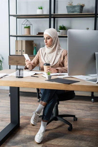 Vista Completa Mujer Árabe Con Teléfono Inteligente Café Para Sentado — Foto de Stock