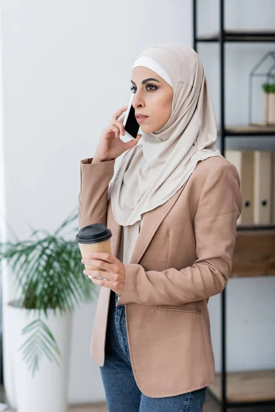 Muslimská Žena Kávou Jít Mluvit Mobilní Telefon Při Práci Doma — Stock fotografie