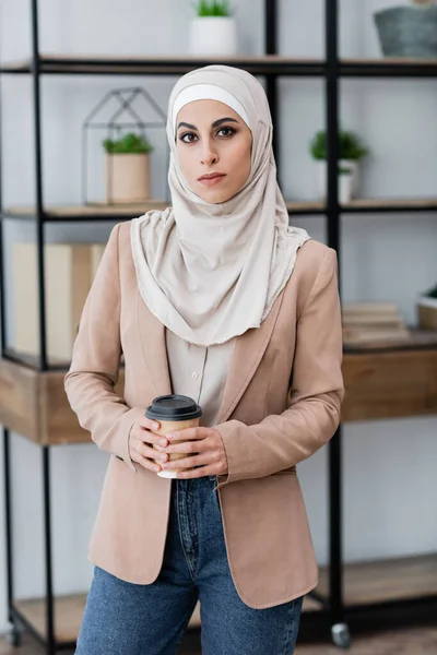 Junge Muslimische Frau Hidschab Mit Kaffee Und Blick Die Kamera — Stockfoto