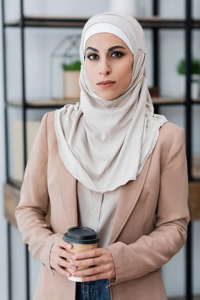 Pretty Muslim Woman Takeaway Drink Looking Camera Home — Stock Photo, Image