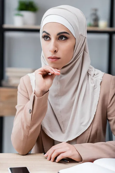 Αραβική Γυναίκα Hijab Κοιτάζοντας Μακριά Κοντά Σημειωματάριο Και Smartphone Λευκή — Φωτογραφία Αρχείου