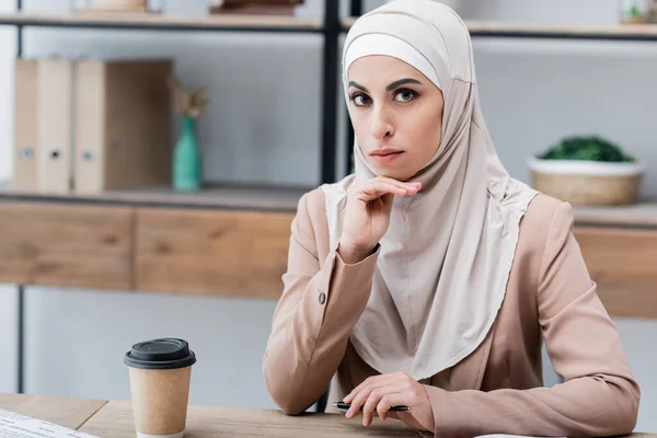 Joven Mujer Musulmana Mirando Cámara Mientras Está Sentado Cerca Taza — Foto de Stock