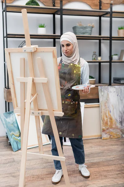 Visão Comprimento Total Mulher Muçulmana Pintura Cavalete Estúdio Casa — Fotografia de Stock