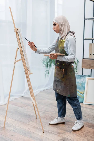 Full Längd Syn Arabien Kvinna Hijab Och Förkläde Ritning Hemma — Stockfoto