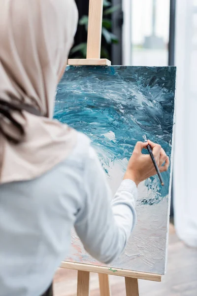 Vista Posteriore Della Donna Musulmana Offuscata Disegno Immagine Casa — Foto Stock