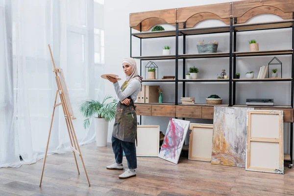 Full Length View Muslim Woman Apron Standing Palette Easel — Stock Photo, Image