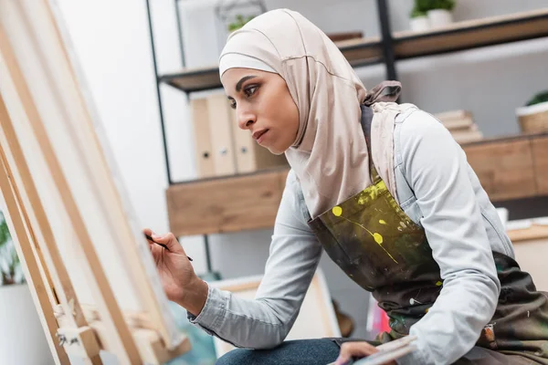 Jovem Mulher Árabe Hijab Pintura Tela Turva Casa — Fotografia de Stock